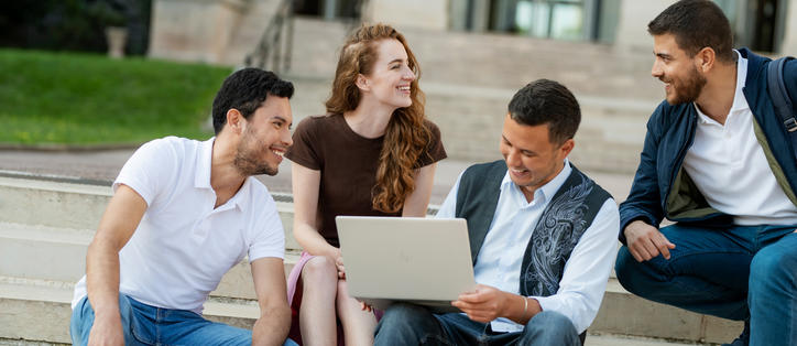 Groupe d'étudiants avec un ordinateur portable